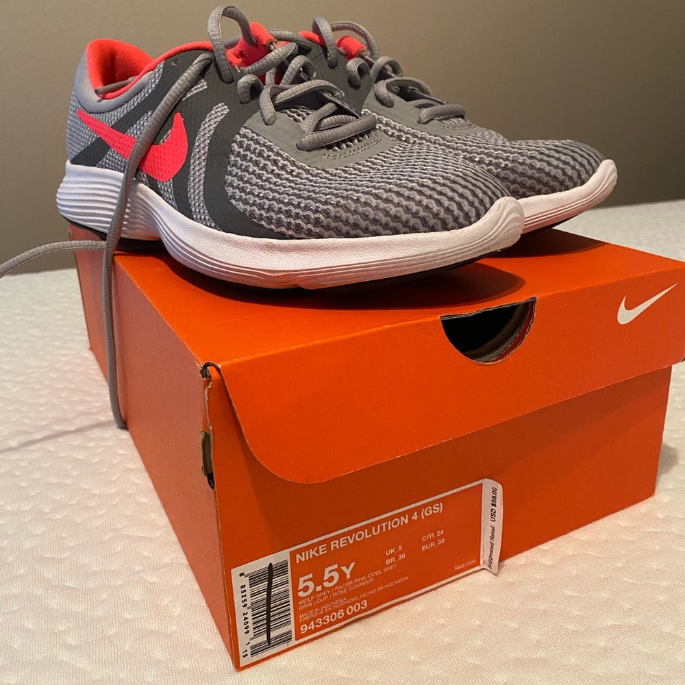 Nike - Revolution 4 (Gs) | Size: 5.5 Y | Grey & P… - image 2
